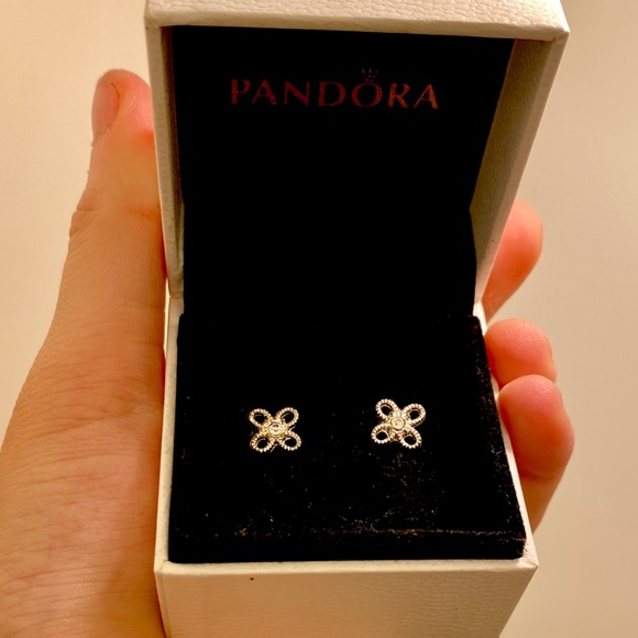 flower stud silver earrings - Picture 1 of 2